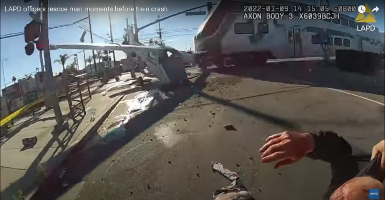 (Video) ¡Insólito! Piloto se salva dos veces en segundos