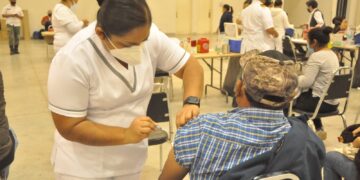 Inició la vacunación de 82 mil maestros de Tamaulipas