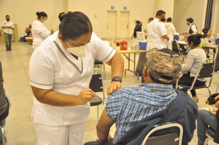 Inició la vacunación de 82 mil maestros de Tamaulipas