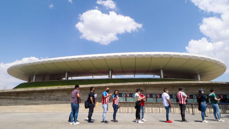 Rebajan aforo en estadios Jalisco y Akron por aumento de casos de COVID-19