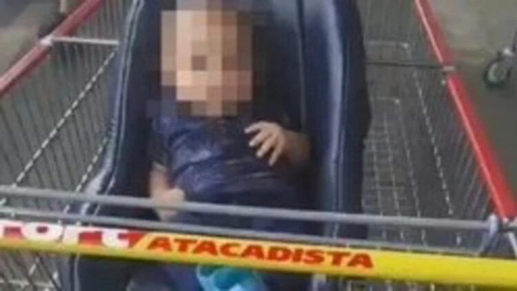 ¡De película! Olvidan a bebé en carrito de supermercado