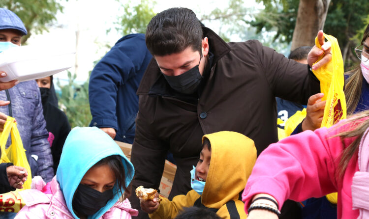 Así convive Samuel García, gobernador de Nuevo León, con las familias vulnerables