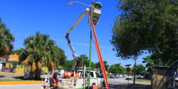 En Victoria, cuesta 50 mil pesos chocar contra un poste de alumbrado