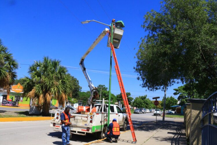 En Victoria, cuesta 50 mil pesos chocar contra un poste de alumbrado