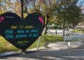 Llenan de corazones una plaza en Tamaulipas