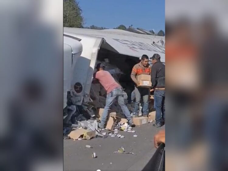 (Video) Vuelca tráiler en Veracruz; pobladores hacen rapiña mientras chofer agoniza