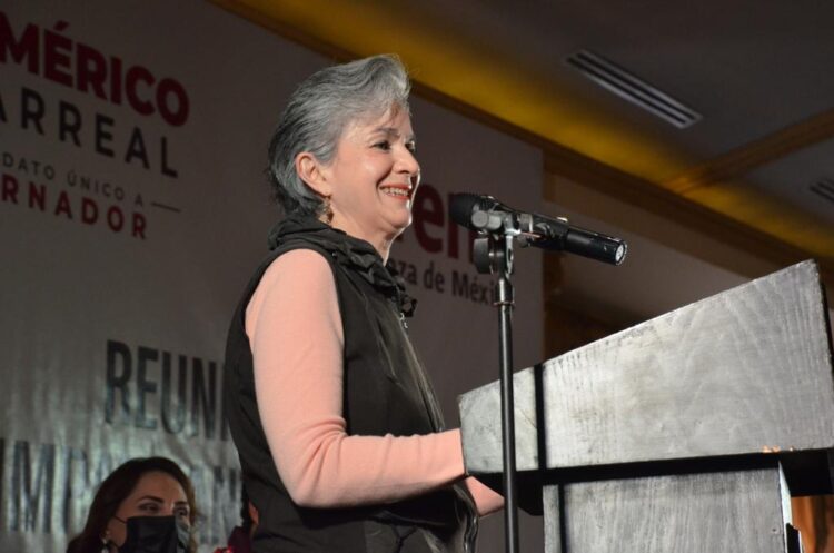María Santiago de Villarreal, dirige un discurso a las militantes de Morena en Matamoros