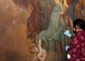 Entre los bienes que se restauran destaca una obra al óleo con la escena de la Coronación de la Virgen por la Santísima Trinidad.