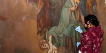 Entre los bienes que se restauran destaca una obra al óleo con la escena de la Coronación de la Virgen por la Santísima Trinidad.
