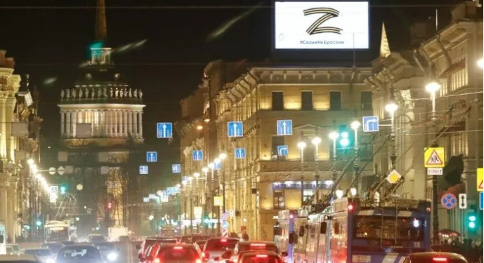 En esta calle de San Petersburgo, la "Z" acompaña el eslogan "No nos damos por vencidos con nuestra gente". REUTERS