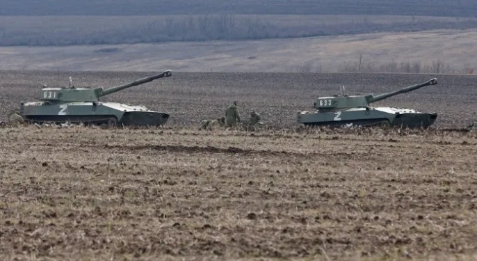 En estas imágenes tomadas en la región de Donetsk puede distinguirse claramente la "Z" en los vehículos de las tropas rusas. ALEXANDER ERMOCHENKO/REUTERS