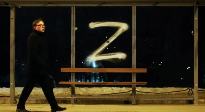 Un hombre pasa junto al símbolo "Z" pintado en una parada de autobús en San Petersburgo, el 4 de marzo de 2022. REUTERS
