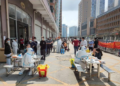 China confina grandes ciudades y cierra fábricas por brote de COVID