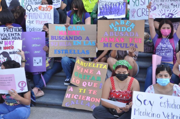 Protestan mujeres en Palacio de Gobierno de Tamaulipas