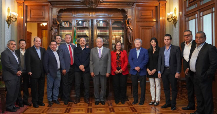 AMLO se reúne con gerentes de refinerías de Pemex