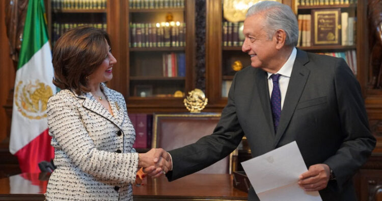AMLO recibe en palacio nacional cartas credenciales de embajadores