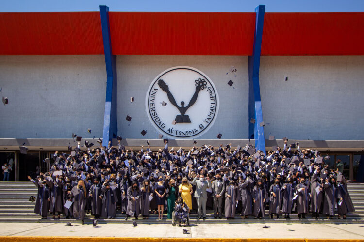 Realiza la UAT la primera graduación presencial tras dos años de pandemia