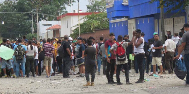 Migrantes latinos se enfrentan contra africanos y haitianos en Tapachula