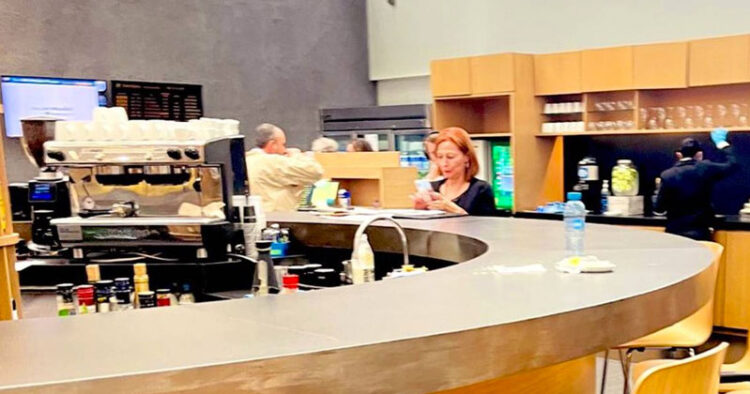 Critican a Tatiana Clouthier por no usar el AIFA