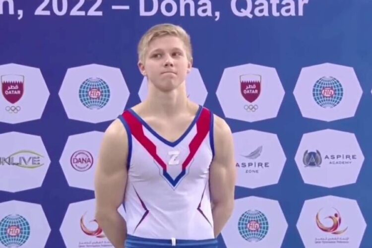 El gimnasta Ivan Kuliak generó controversia al lucir una "Z" en su pecho este sábado durante un campeonato en Doha, Qatar. TWITTER