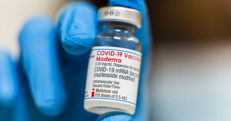 Busca Moderna autorización para cuarta dosis de su vacuna contra covid