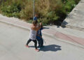 Captan en Google Maps a mamá dando «jalón de orejas» a su hijo