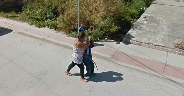 Captan en Google Maps a mamá dando «jalón de orejas» a su hijo