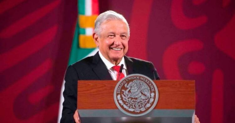 AMLO destaca actitud responsable y combativa tras la marcha 8M