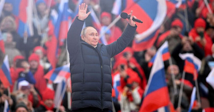 Celebra Putin la guerra en un mitin ante miles de rusos