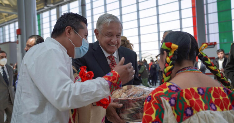 AMLO responde a críticas por la señora que vendió tlayudas en el AIFA