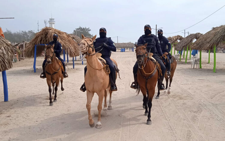 La policía montada vigila las playas de Tamaulipas