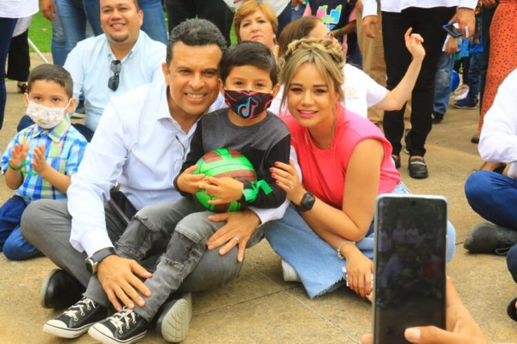 Festejan Lucy y Lalo Día del Niño y la Niña
