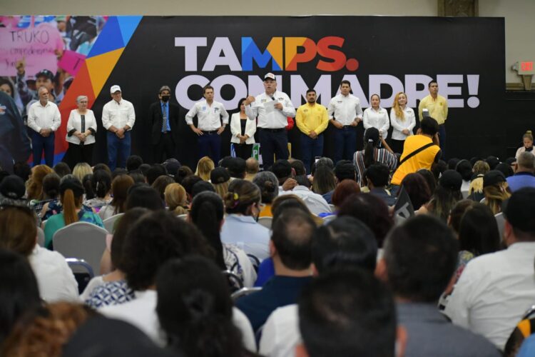 Miles de maestros reynosenses se suman a César Truko Verástegui