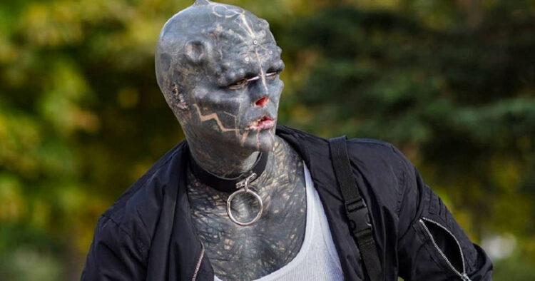 «Hombre alien» se amputará una pierna para completar su transformación