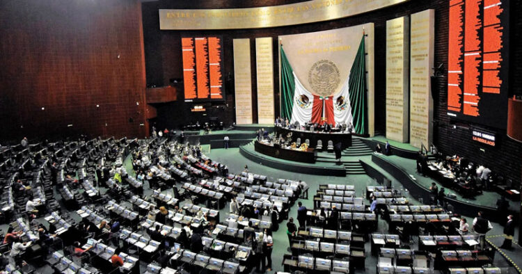 Reforma electoral no plantea eliminar plurinominales: AMLO