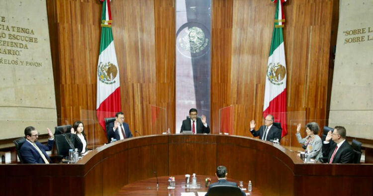 TEPJF desecha queja de AMLO contra el INE