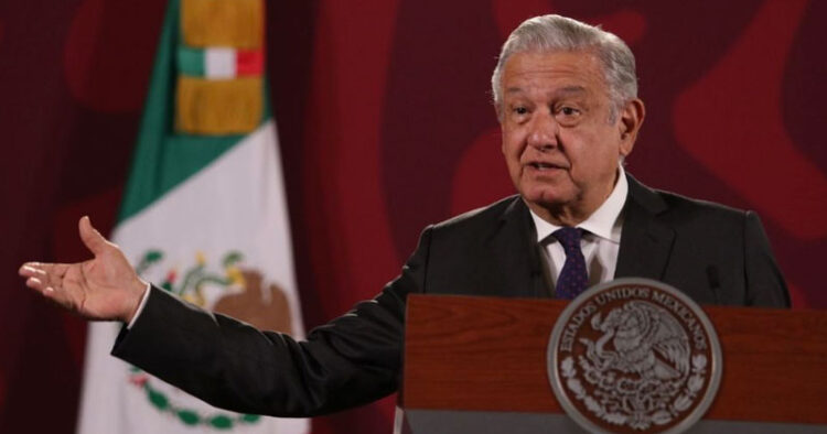 Incumple Ken Salazar su compromiso de regularizar a los migrantes: Obrador