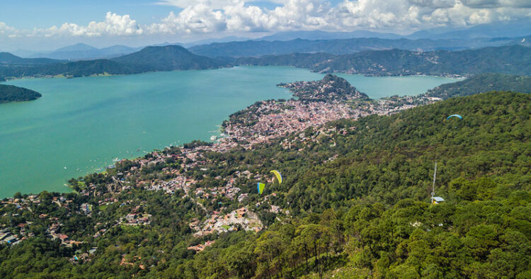 Valle de Bravo, Estado de México refugio de la mariposa monarca.