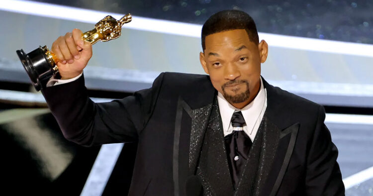 Renuncia Will Smith a la Academia por bofetada a Chris Rock