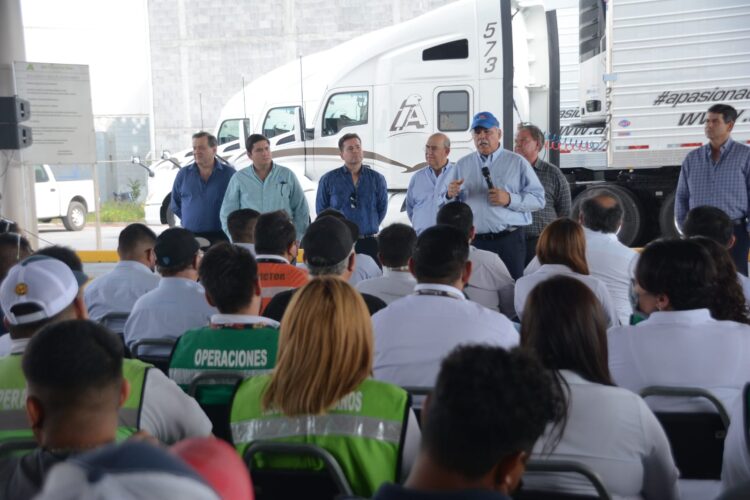 Seguridad y mejor infraestructura vial, compromiso de Truko con transportistas