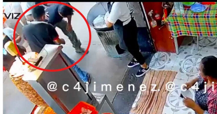 Taquero le salva la vida a joven que se asfixiaba mientras comía un taco