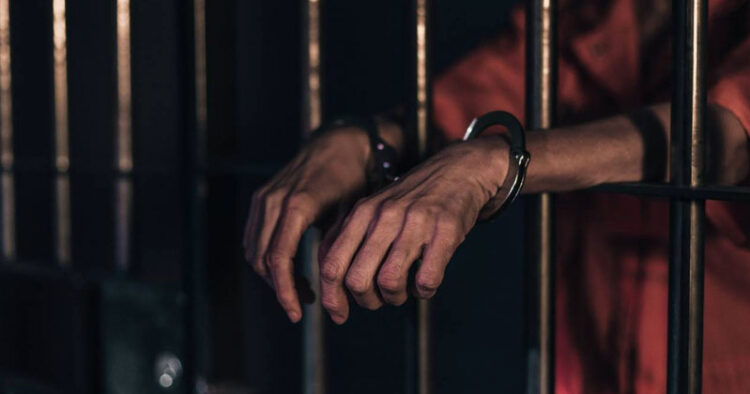 Hombre es arrestado por abusar de 26 menores que contactaba en ‘Fortnite’