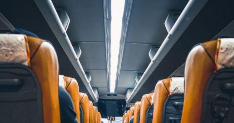 ¿Cómo obtener el descuento en autobús para adultos mayores del INAPAM?