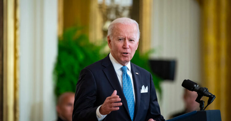Biden anuncia que EU flexibiliza algunas sanciones a Venezuela