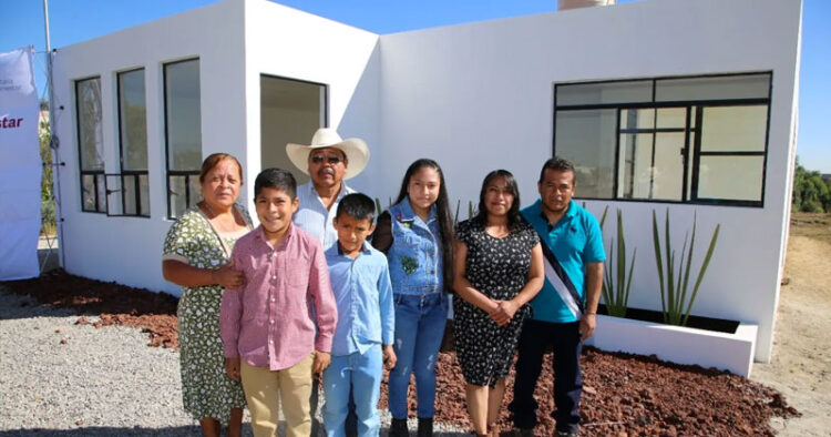 Familia, cuyo enorme socavón en Puebla se tragó su patrimonio, recibe casa nueva