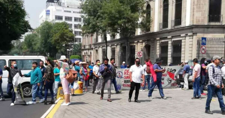 Integrantes de la CNTE protestan frente a Segob