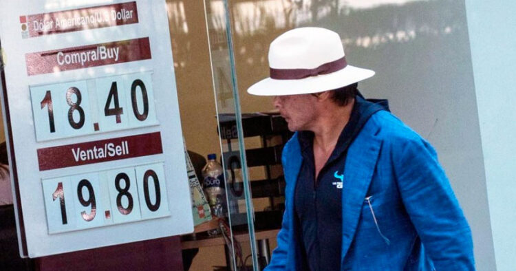 Baja el dólar a 19.80 pesos mexicanos