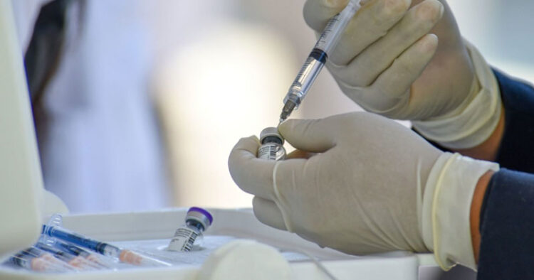 Aplican ‘vacuna’ anticovid a menor con jeringa vacía