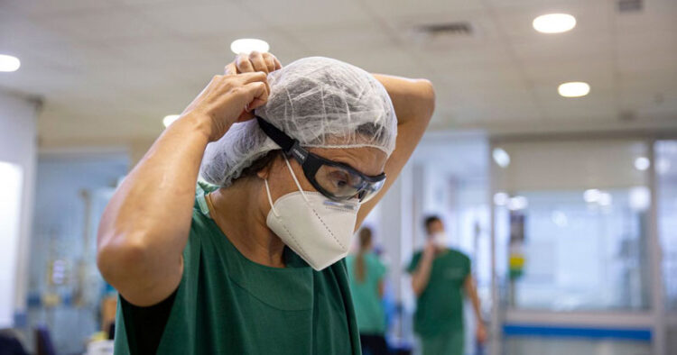 AMLO promete alza salarial a marinos, médicos