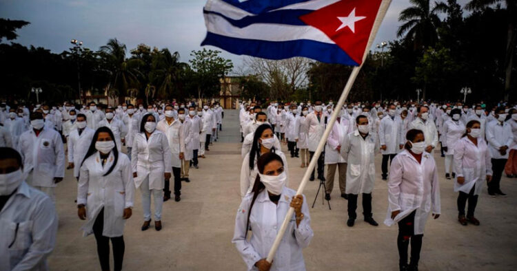 Contratar médicos cubanos es innecesario: Expertos